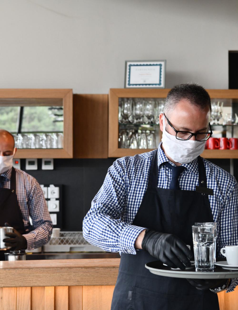 abbigliamento lavoro personalizzato: divisa cameriere bar